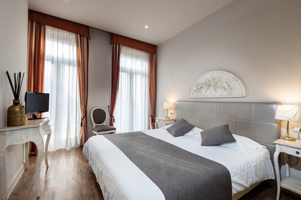 Comfort Double or Twin Room, Partial Lake View photo 2