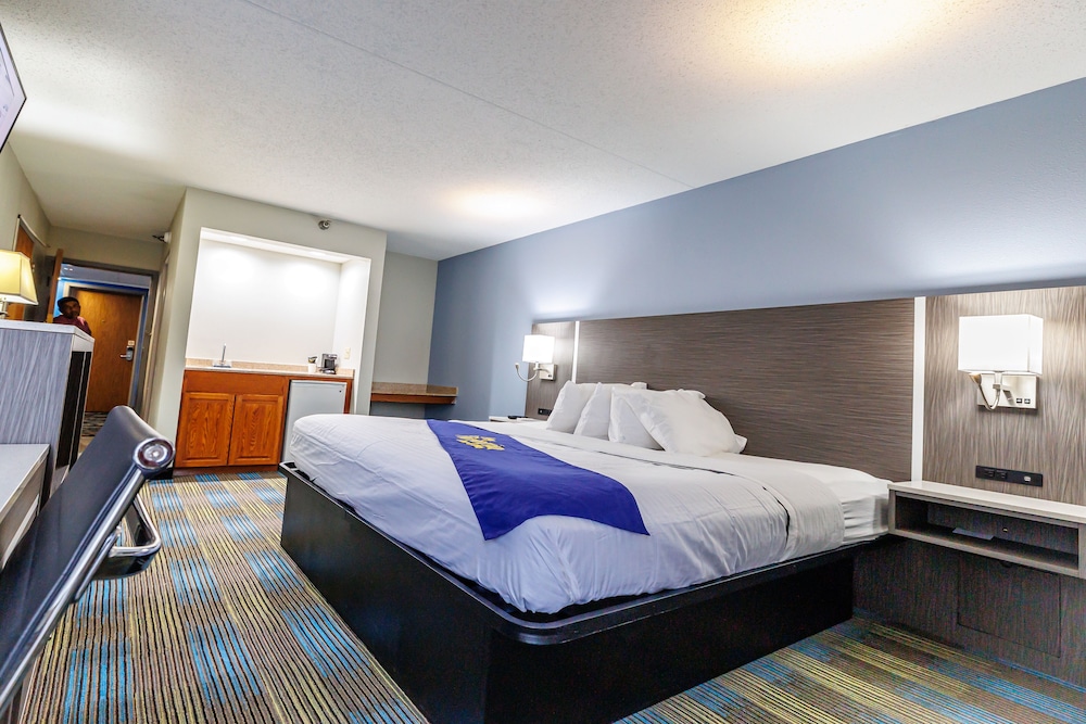 Standard Room, 1 King Bed, Accessible Bathtub photo 2