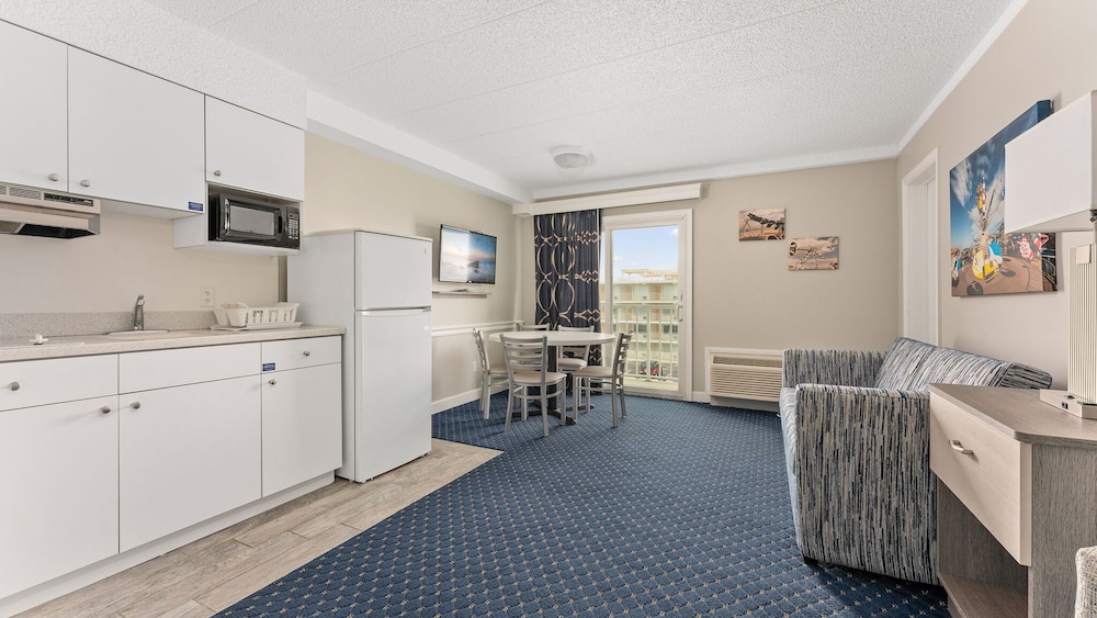 Premier Suite (Oceanfront View Unit E) photo 3