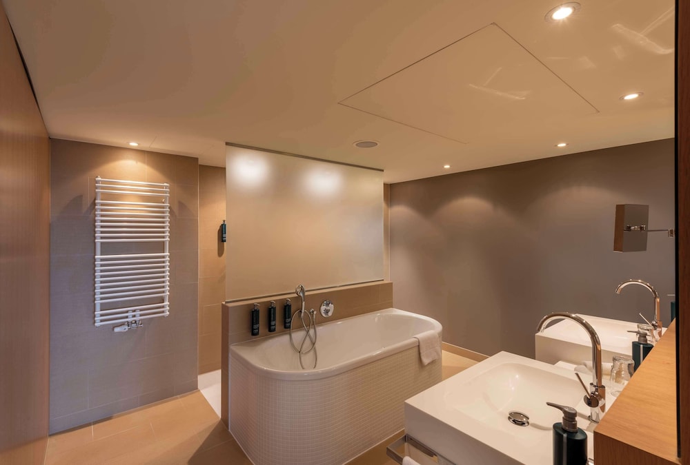 Junior Suite, 1 King Bed, Balcony photo 3