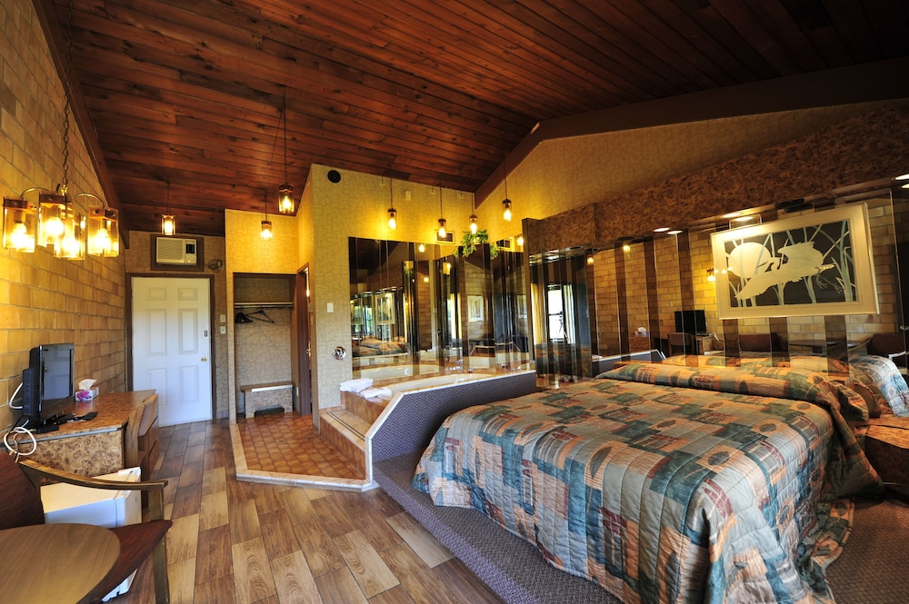 Romantic Room, 1 Queen Bed, Jetted Tub, Courtyard View photo 3