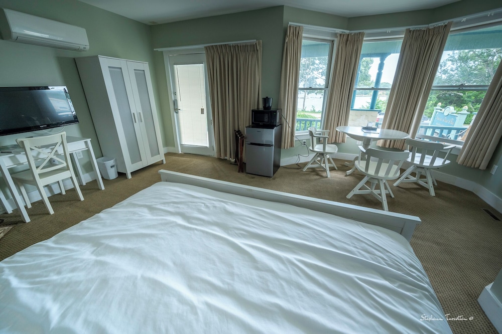 Bay View King Bed photo 2