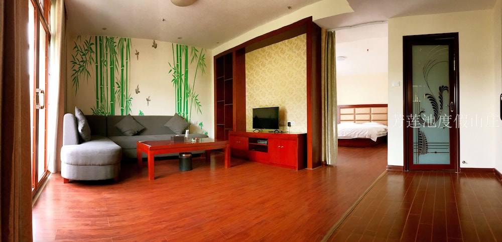 Signature Suite, 1 King Bed, Lake View, Lakeside photo 1