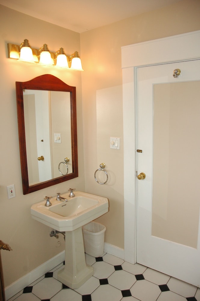 Economy Room, Shared Bathroom