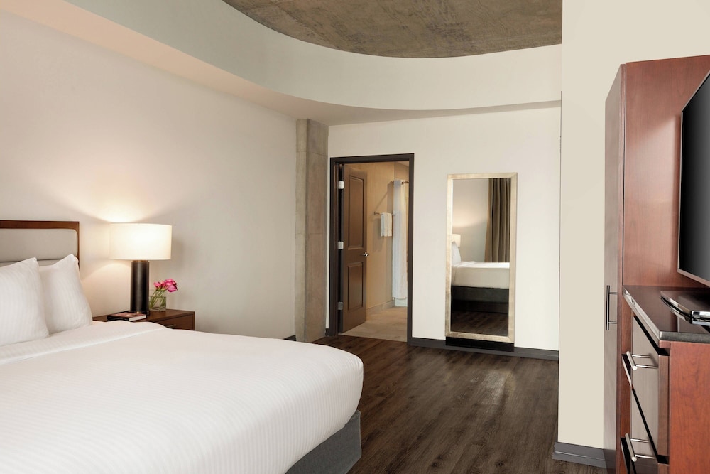 Suite, 2 Bedrooms, Balcony - Photo 7