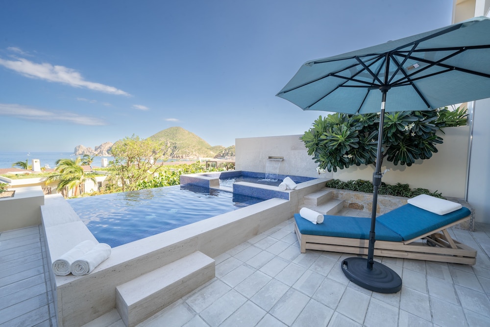 Three Bedroom Ocean View Home with Jacuzzi