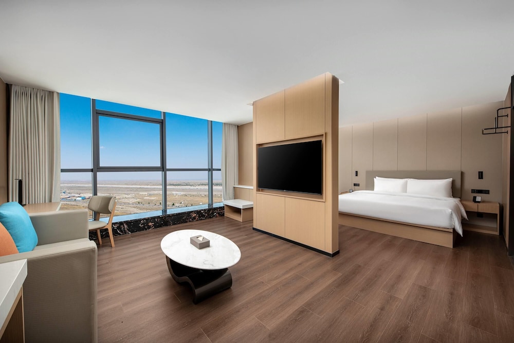 Deluxe Suite, 1 King Bed, Non Smoking photo 1