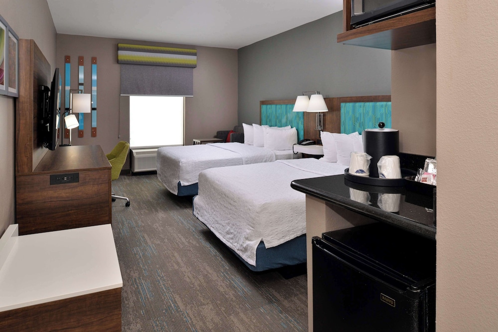 Room, 2 Queen Beds, Refrigerator & Microwave - Photo 3