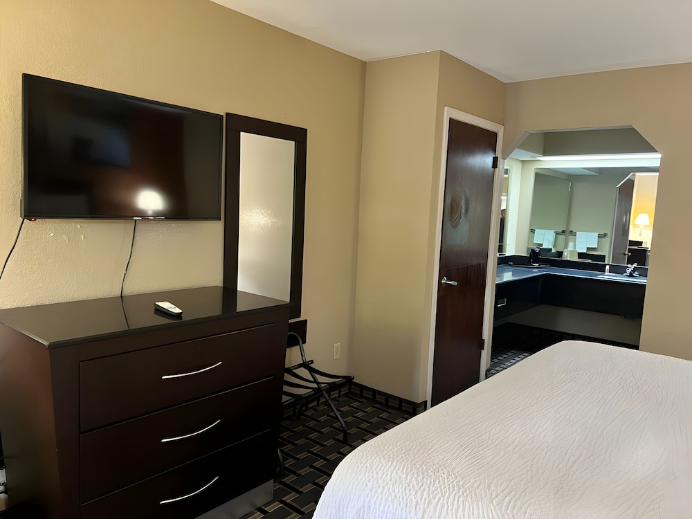 Suite, 1 King Bed - Photo 2