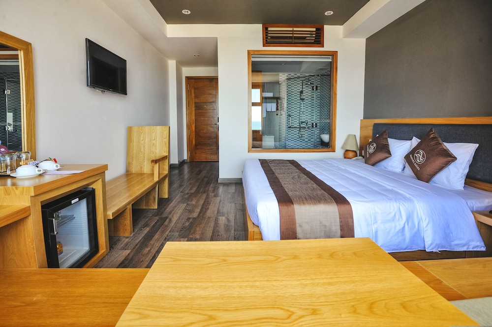 Deluxe Room, 1 King Bed, Sea View photo 3