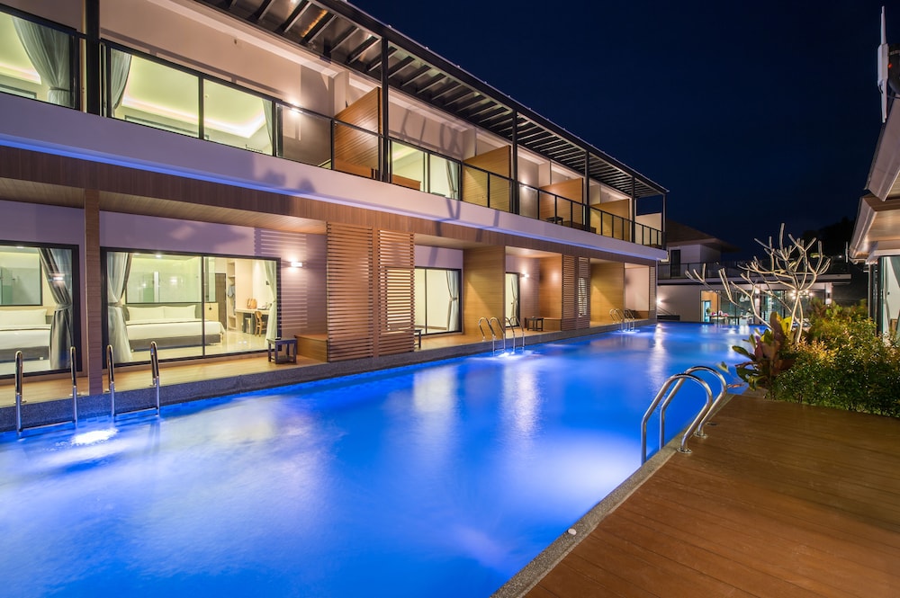 Deluxe Pool Access with Bathtub photo 2