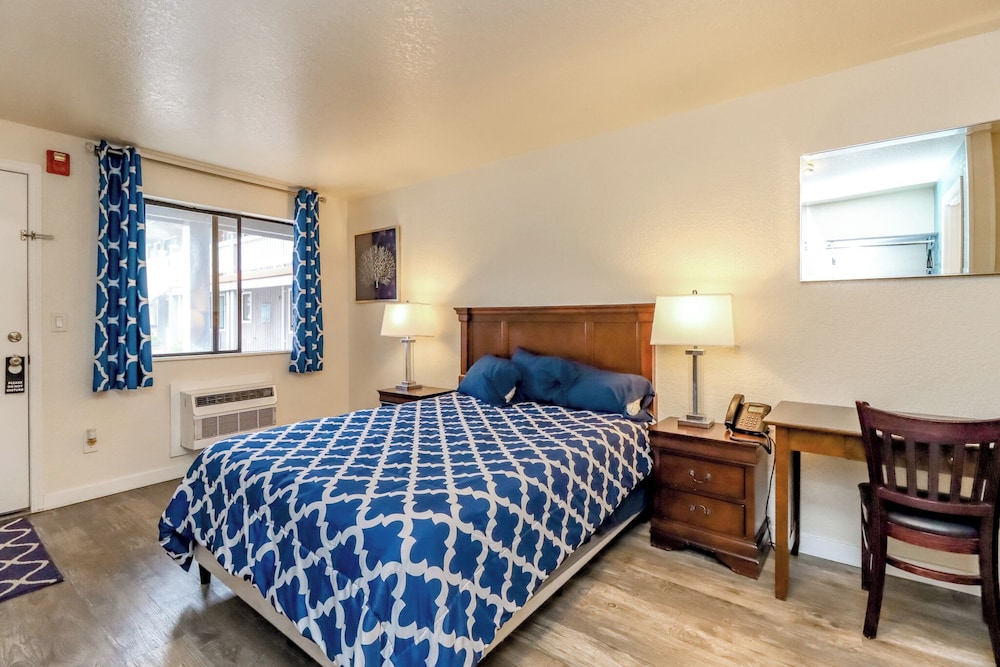 Deluxe Room, 1 Queen Bed, Kitchenette