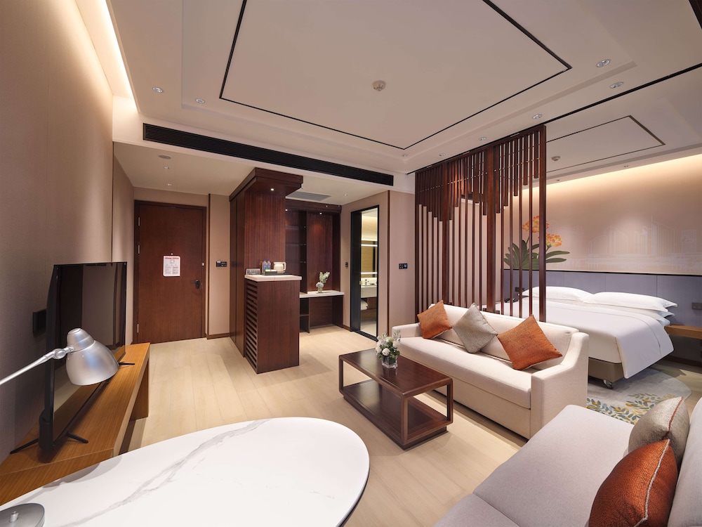 Deluxe Suite, 1 King Bed - Photo 2