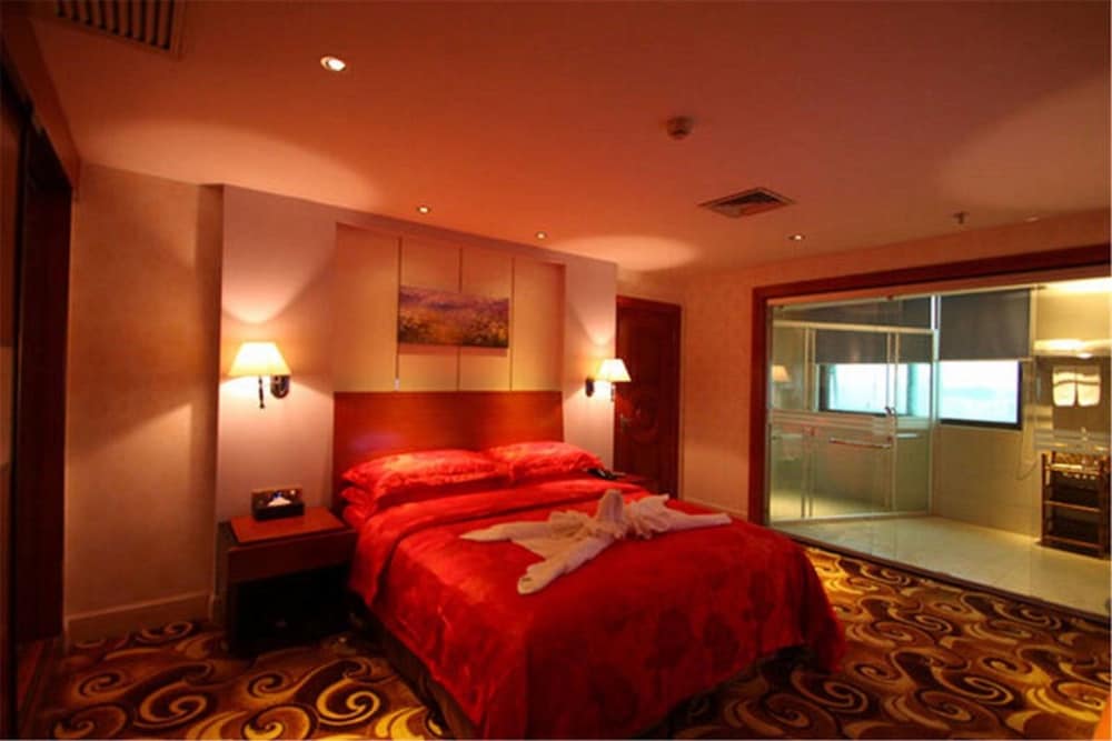 Honeymoon Suite