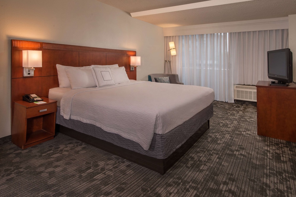 Superior Room, 1 King Bed with Sofa bed (Balcony) - Photo 3