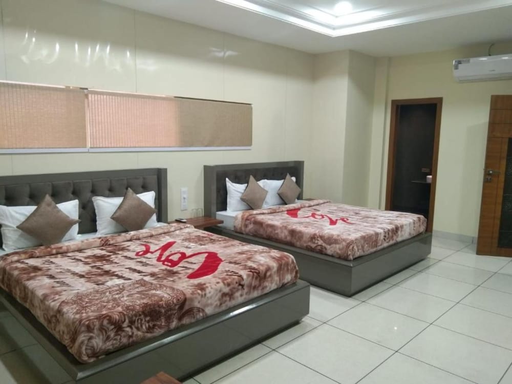 Deluxe Studio Suite, City View
