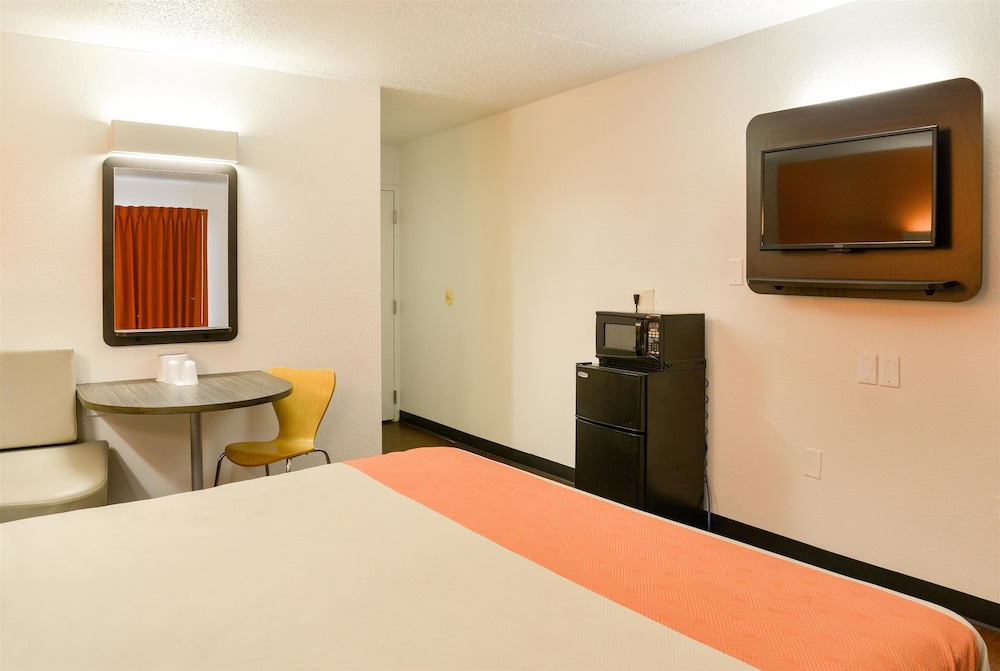 Deluxe Room, 1 King Bed, Non Smoking, Refrigerator & Microwave photo 3