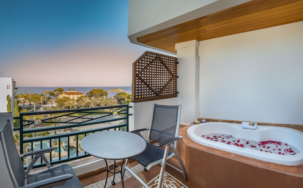 Junior Suite (2 Adults + 1 Child)