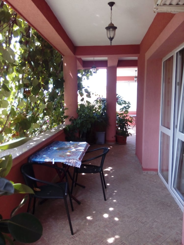 Studio, Balcony