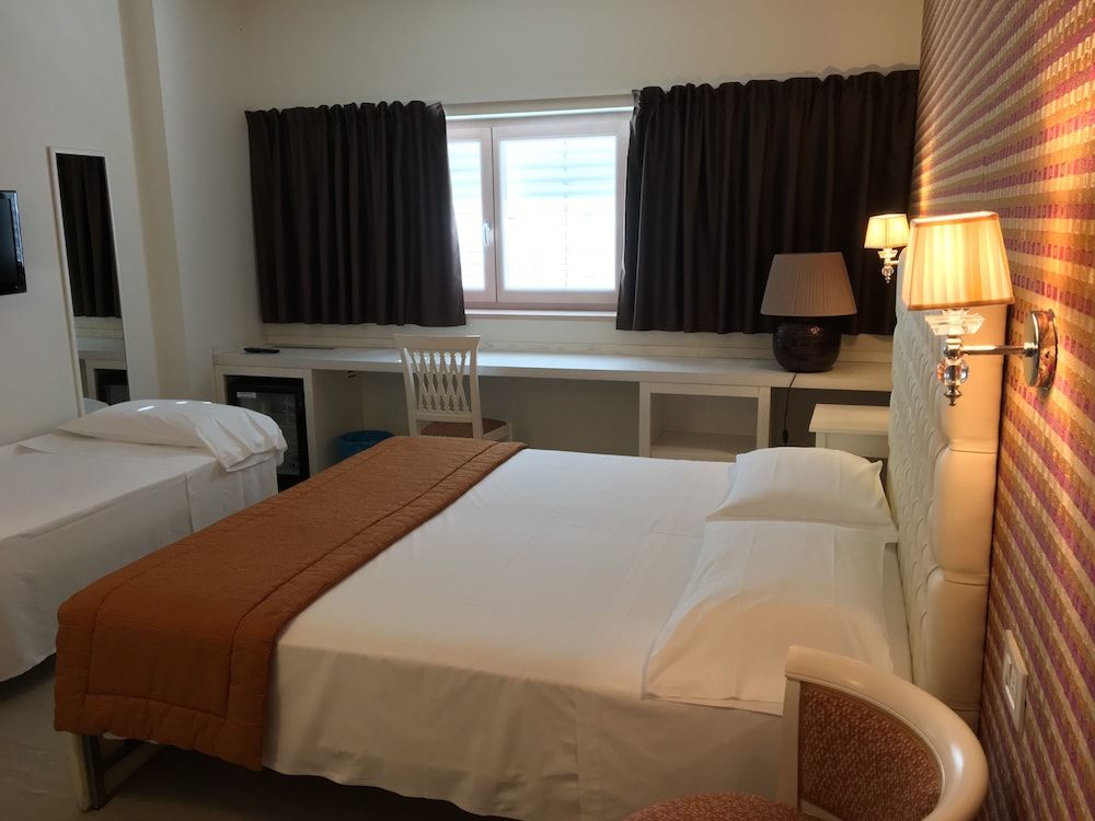 Comfort Triple Room, 1 Bedroom, Refrigerator, City View photo 3