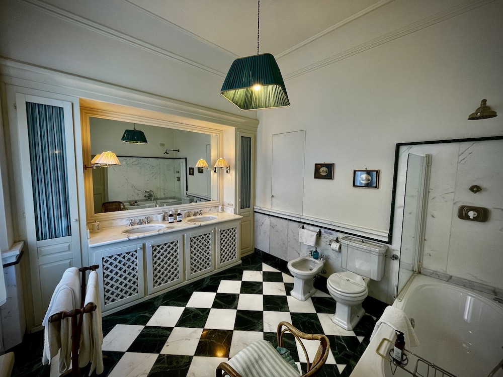 Deluxe Suite, 1 King Bed, Balcony, Valley View photo 3