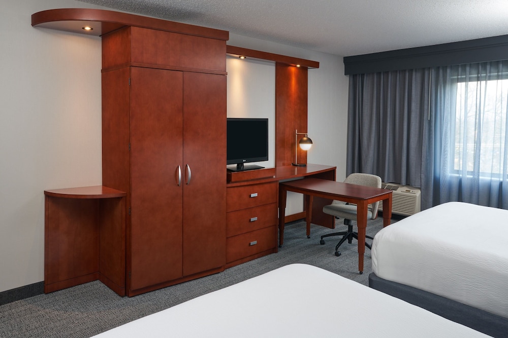 Room, 2 Queen Beds (Mobility/Hearing Access, Roll-in Shwr) photo 2