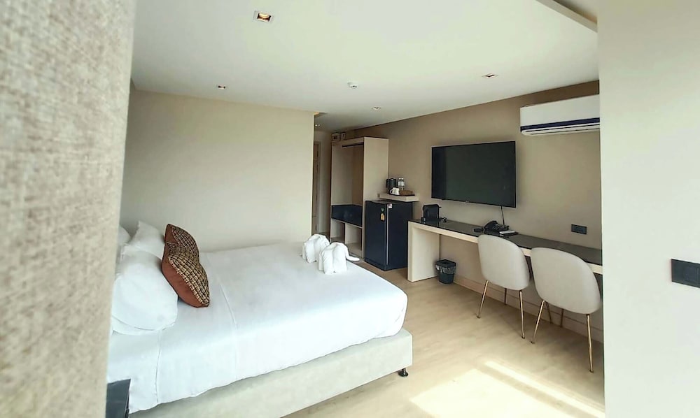 Deluxe King Room photo 3