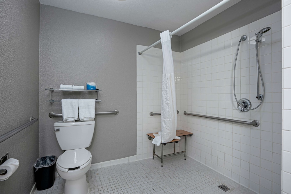 Premium Room, 1 Queen Bed, Accessible, Non Smoking photo 2