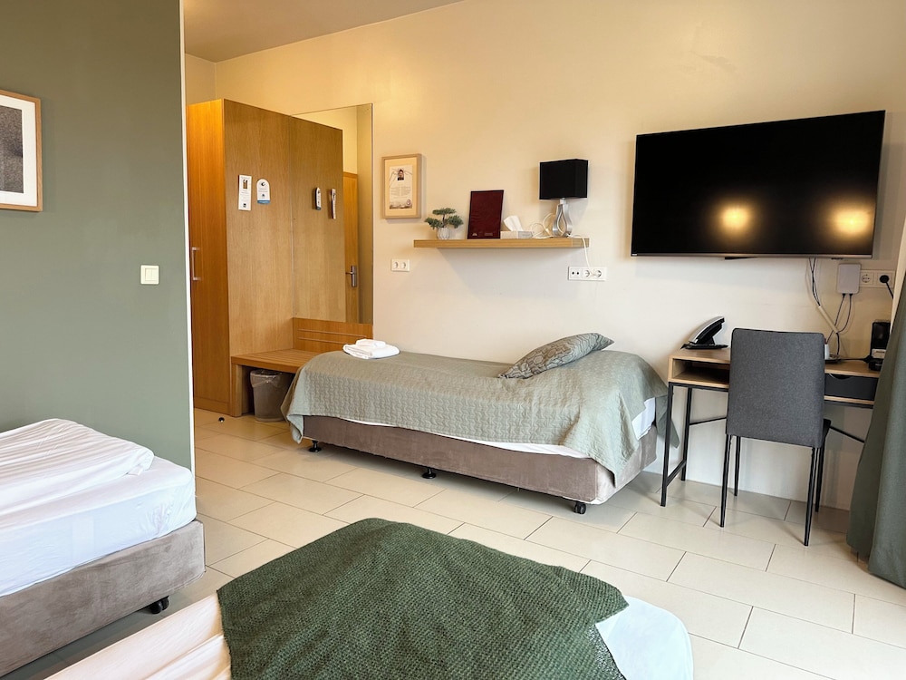 Standard Triple Room, Bathtub photo 2
