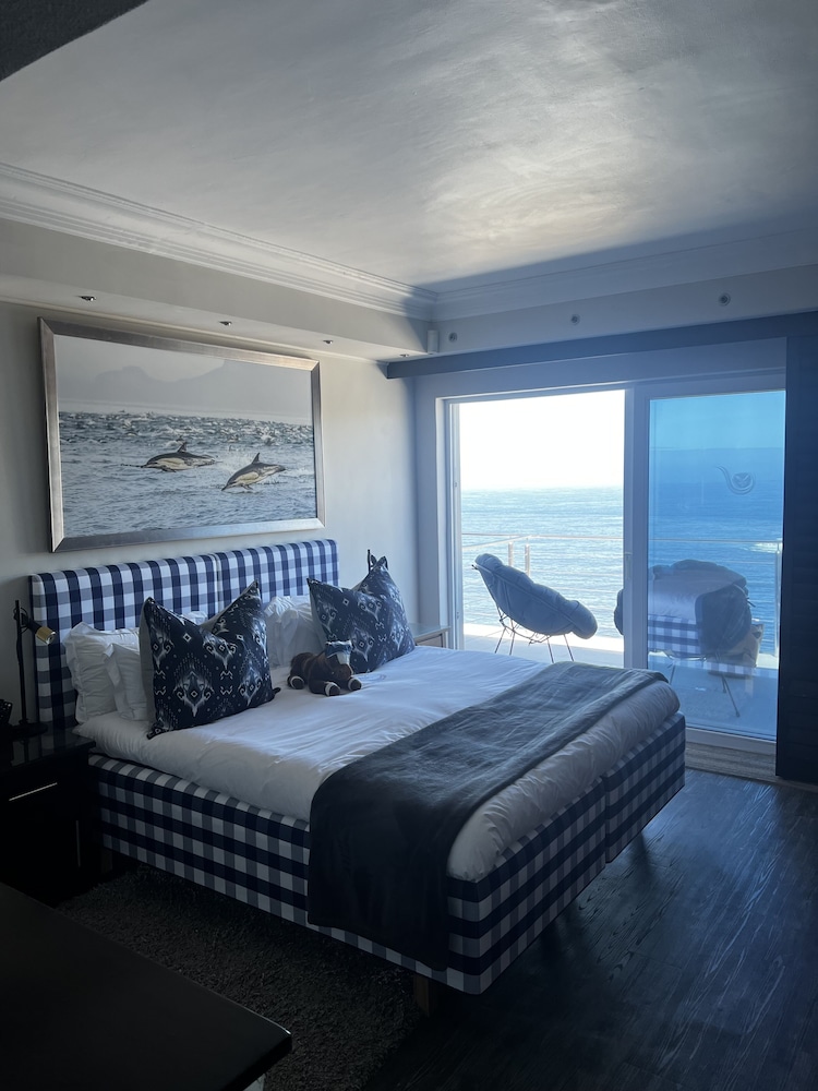 Room (Dolphin)