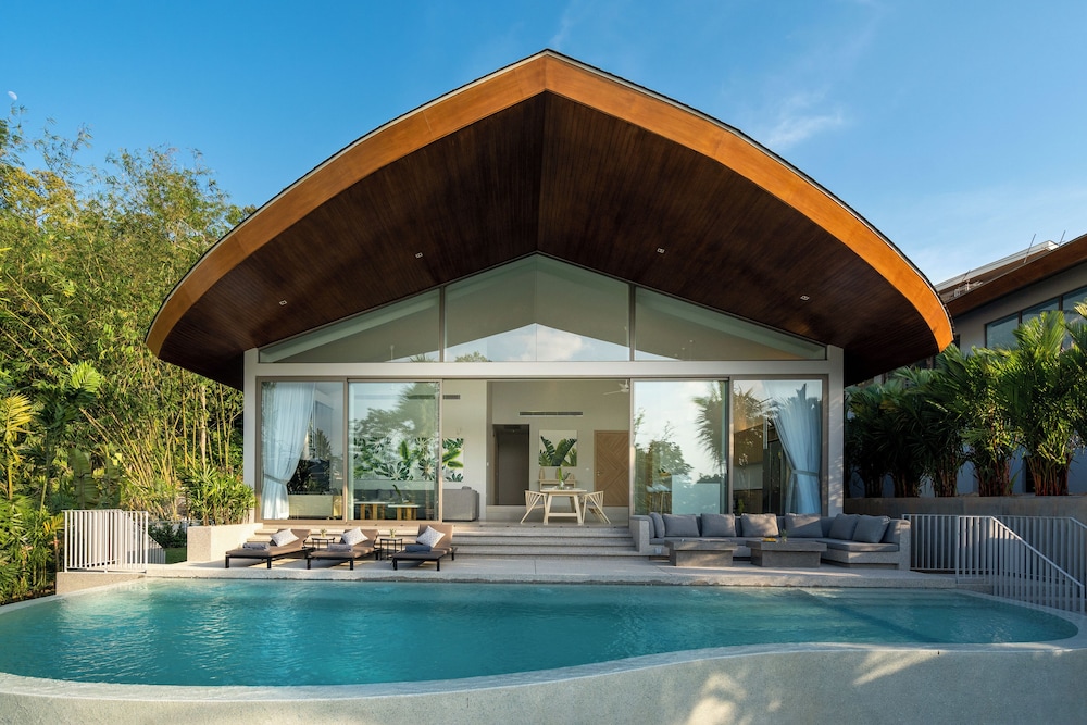 Luxury Villa With Bathtub