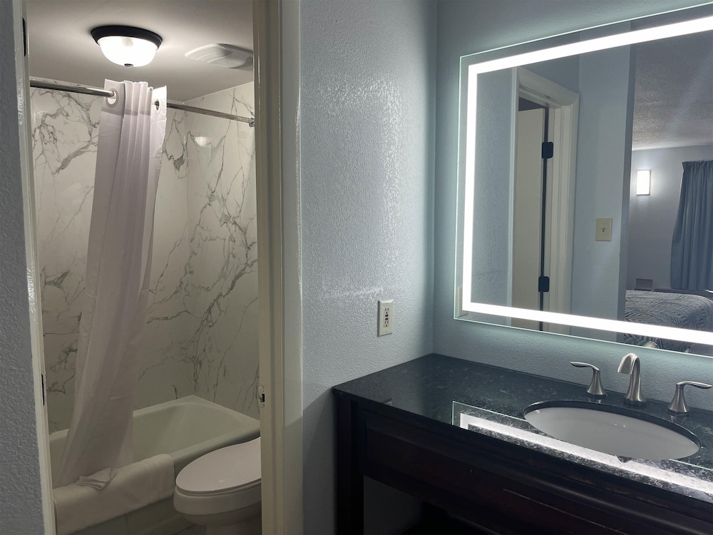 Deluxe Room, 2 Queen Beds, Non Smoking, Refrigerator & Microwave - Photo 8
