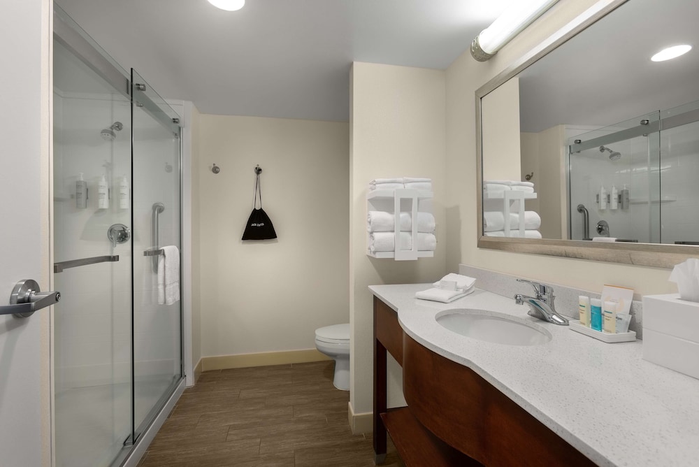 Standard room with king bed - Photo 9