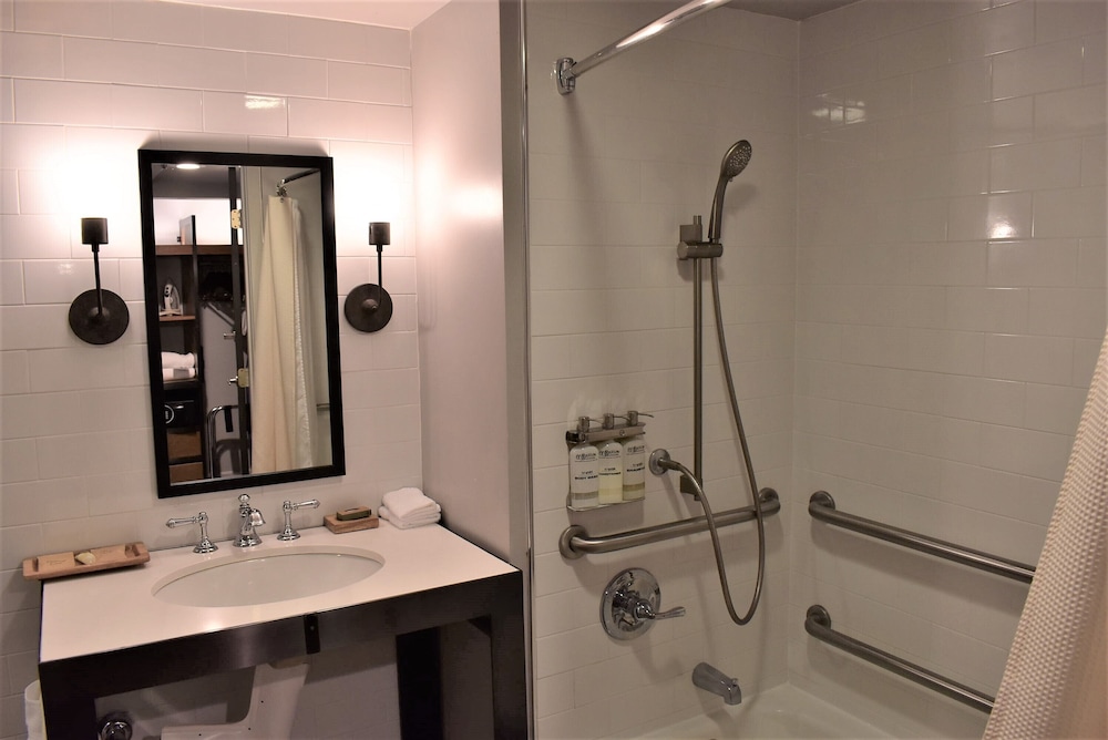 Deluxe Queen Suite ADA Grab Bar - Photo 6