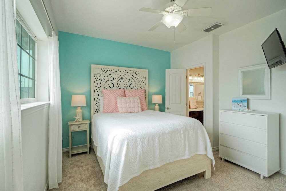 Deluxe Room, 1 King Bed, Accessible, Ocean View photo 2