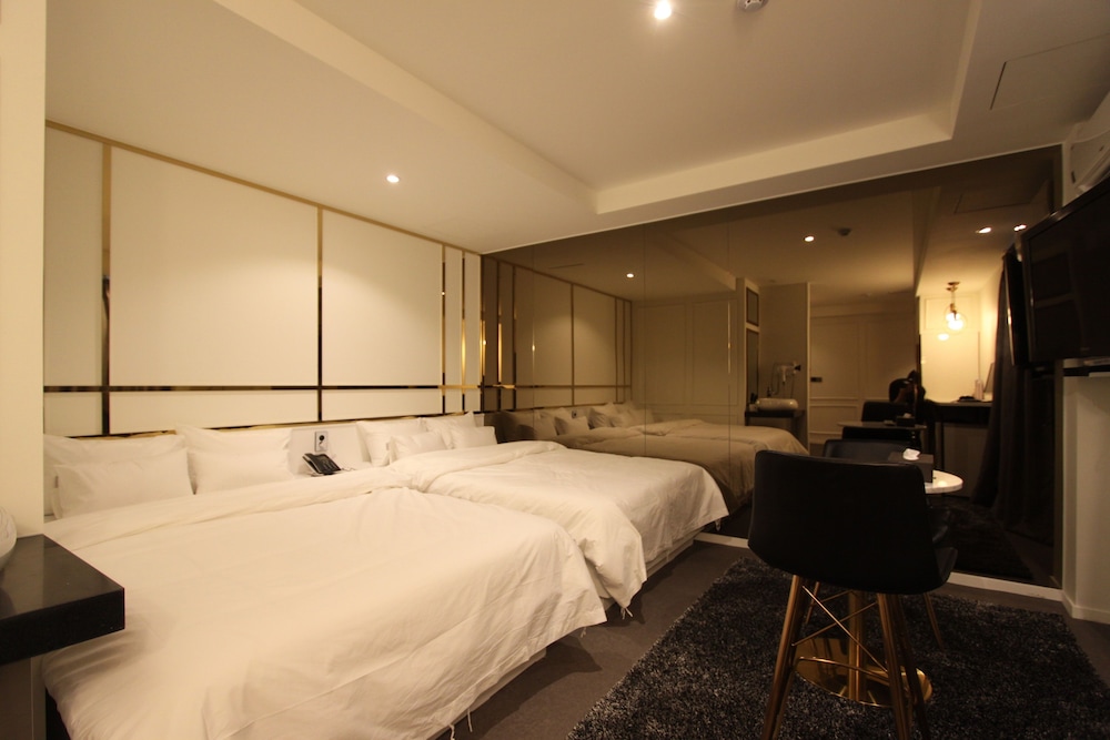 Royal Suite (Check-In 9PM on Saturdays,Sundays,Public Holidays)