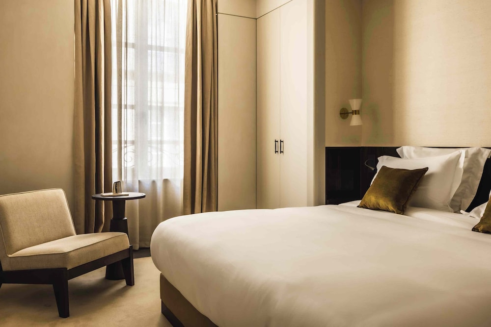 Large Suite - 2 Bedrooms