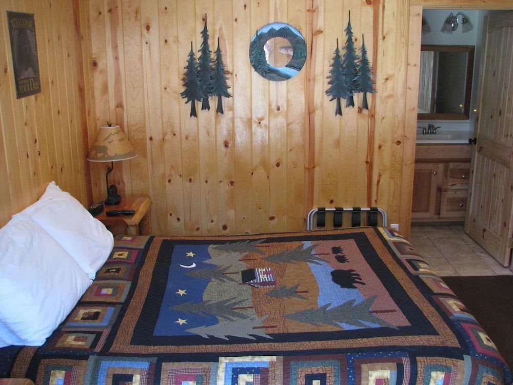 Cabin 15, 1 Queen Bed