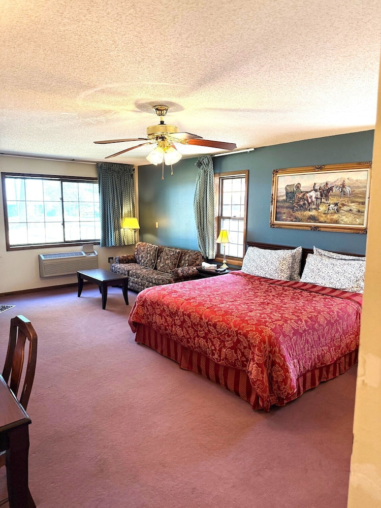 Basic Room, 1 King Bed, Lake View, Poolside