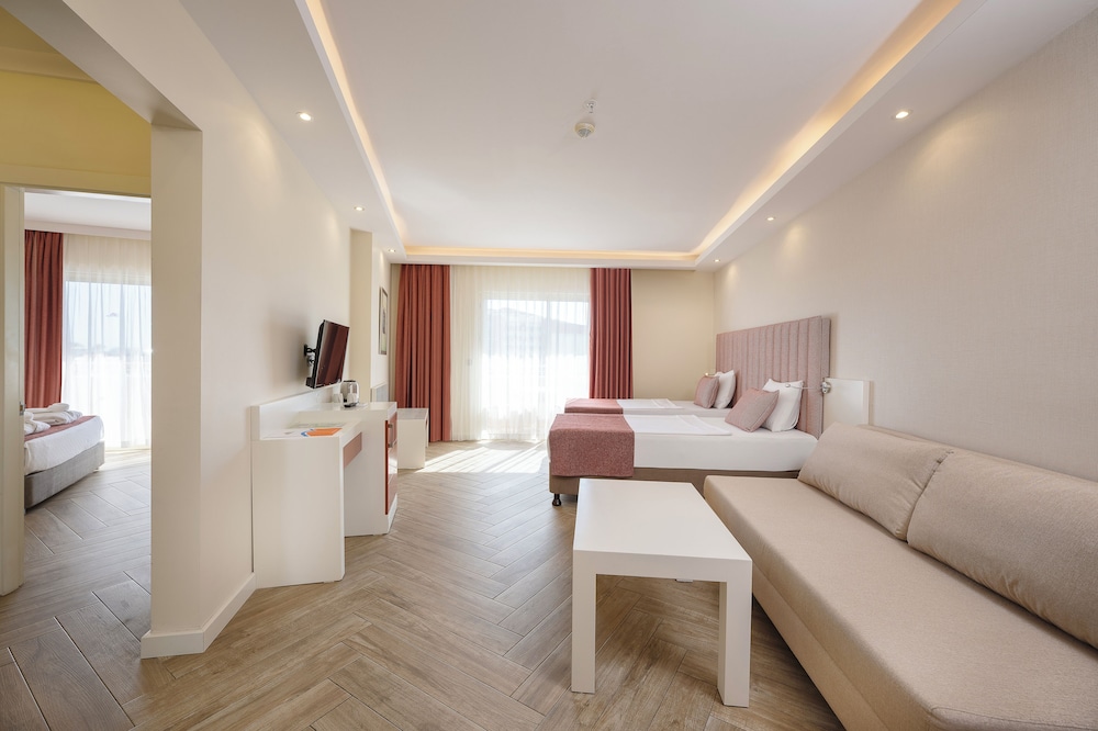 Family Room (2 Adults + 2 Children)