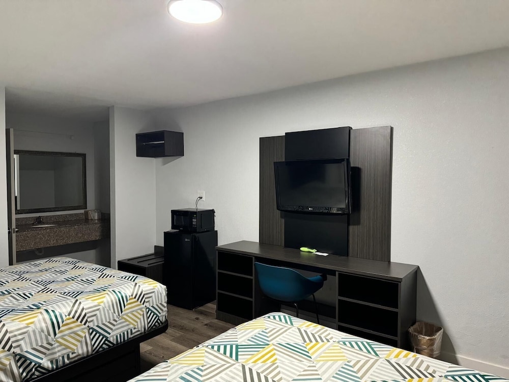 Deluxe Room, 2 Queen Beds, Non Smoking, Refrigerator & Microwave - Photo 4