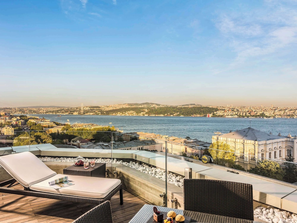 Executive Suite, 1 King Bed with Sofa bed, Terrace with executive lounge access thumbnail 6