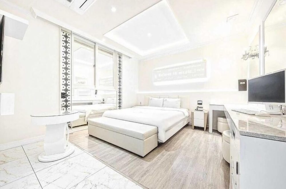 Standard Room, 1 King Bed, Non Smoking, Jetted Tub - Photo 1