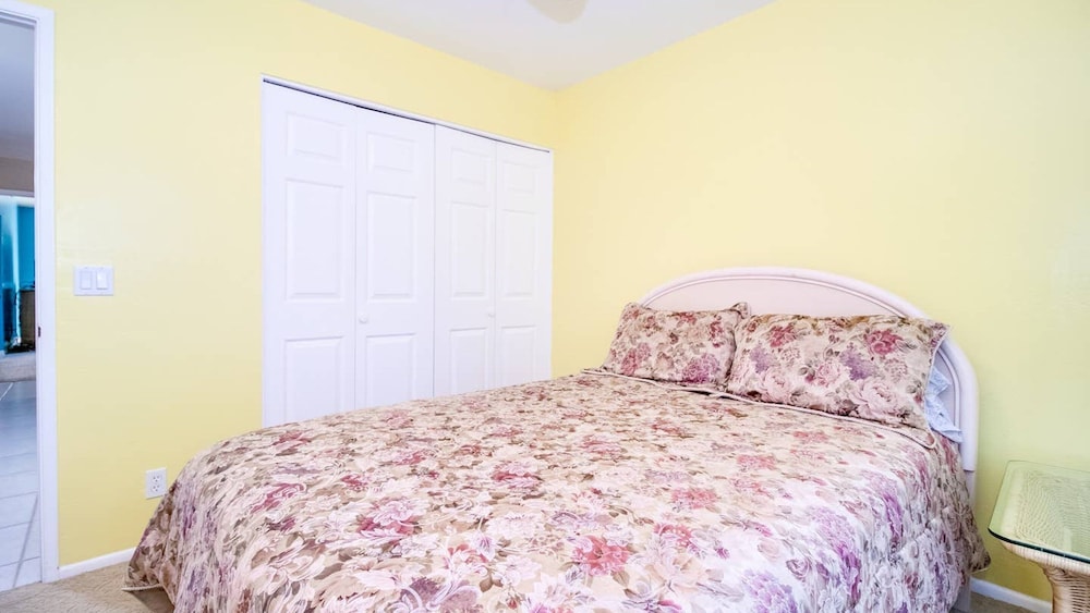 Studio (6 Bedrooms)