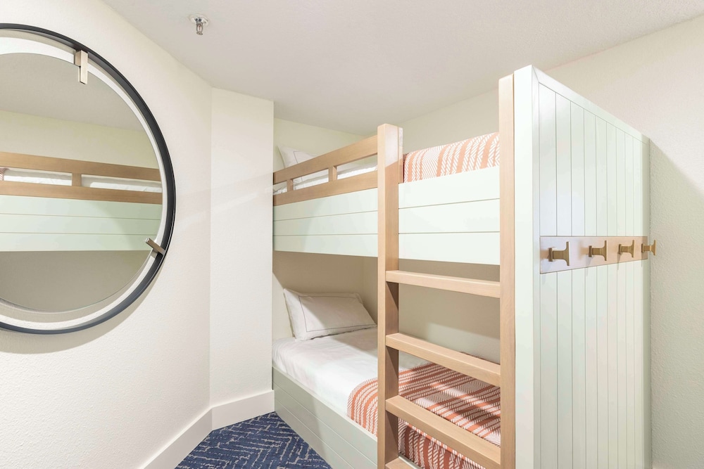 Deluxe Suite, 2 Queen Beds - Photo 2