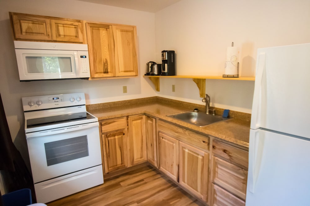 Family Cabin 4, Queen Bedroom, Two Futons, Full Kitchen, Private Bathroom, Dining Area