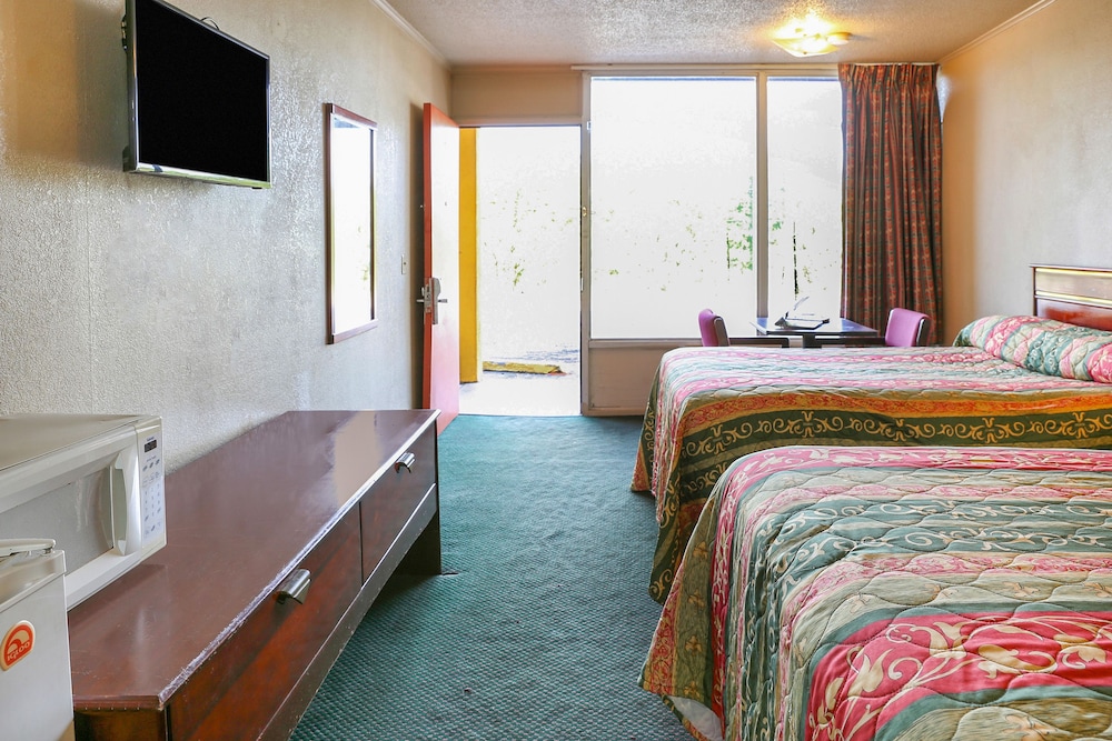 Basic Quadruple Room, 2 Double Beds - Smoking photo 2