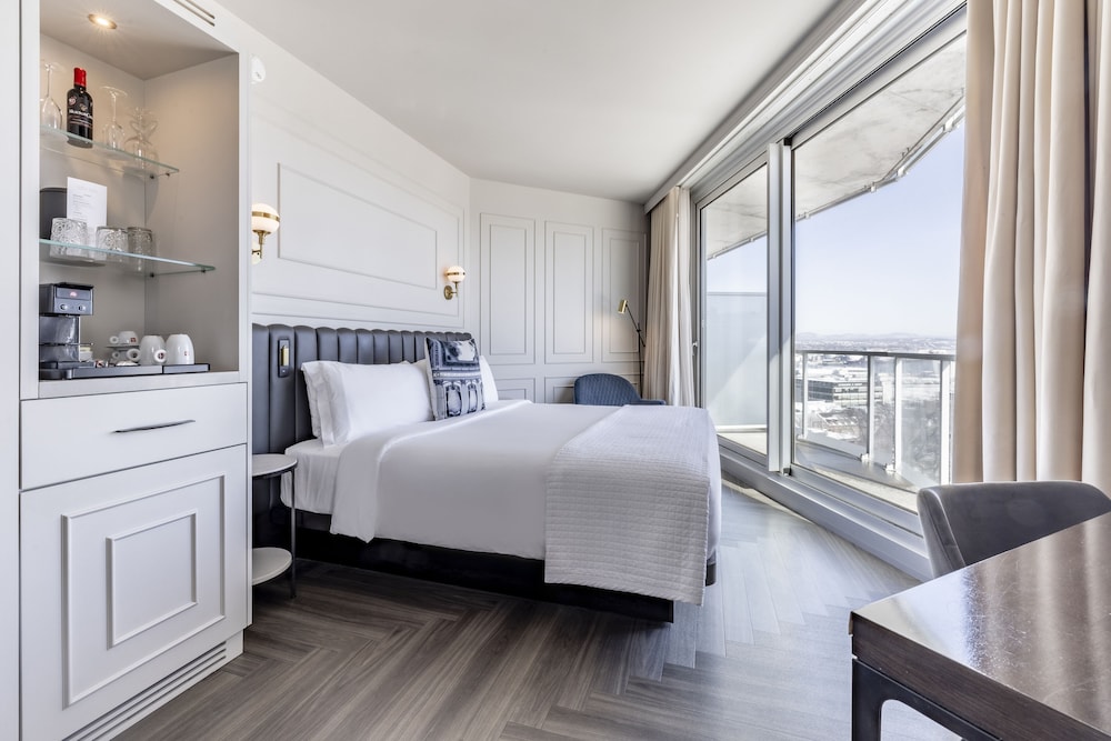 Room Citadine with King Bed, Balcony and Old Quebec View - Photo 1
