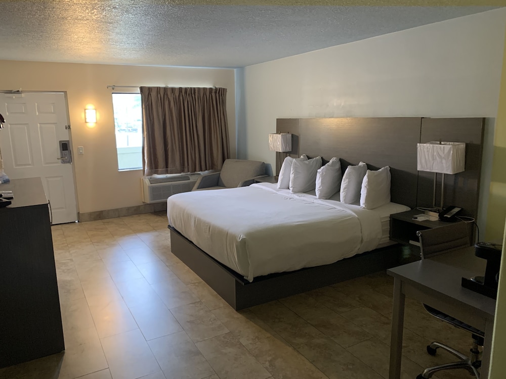 Room, 1 King Bed - Photo 3