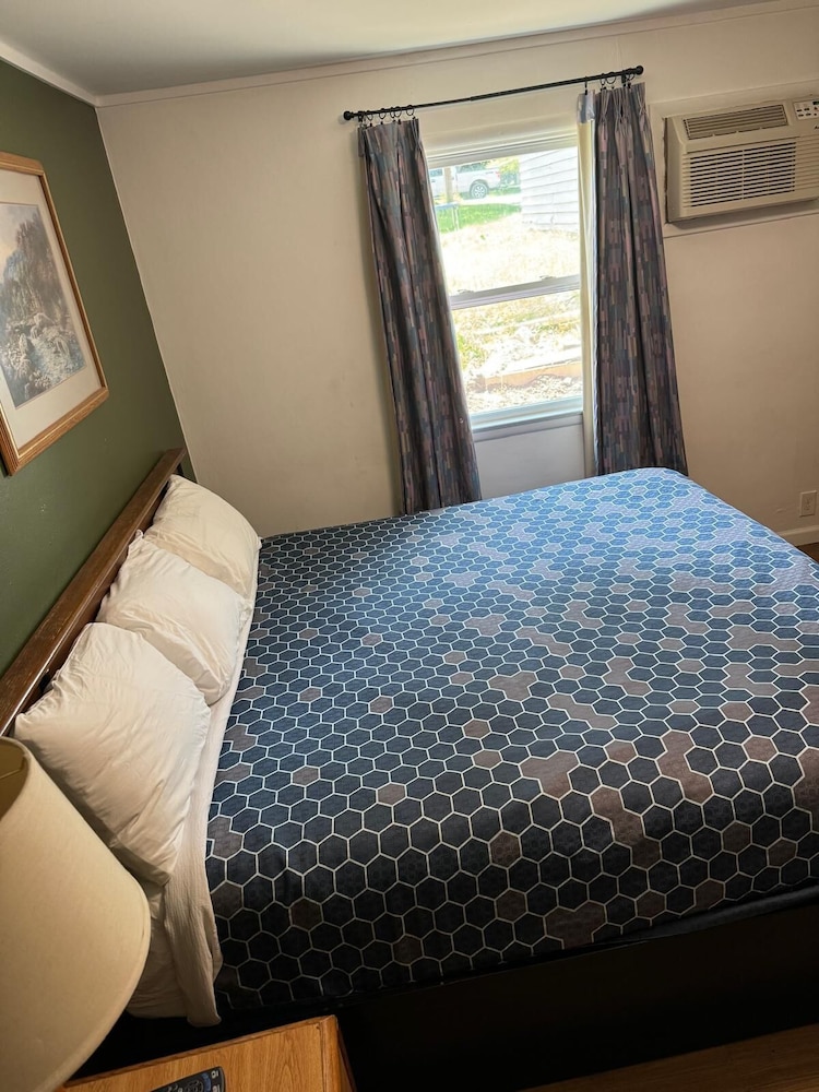 Economy Double Room, 1 King Bed photo 1